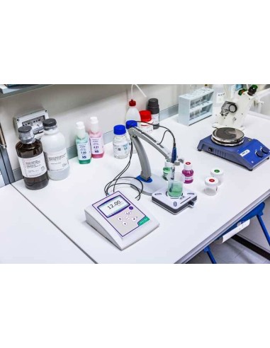 phmetro XS PH 8+ ambientato in laboratorio