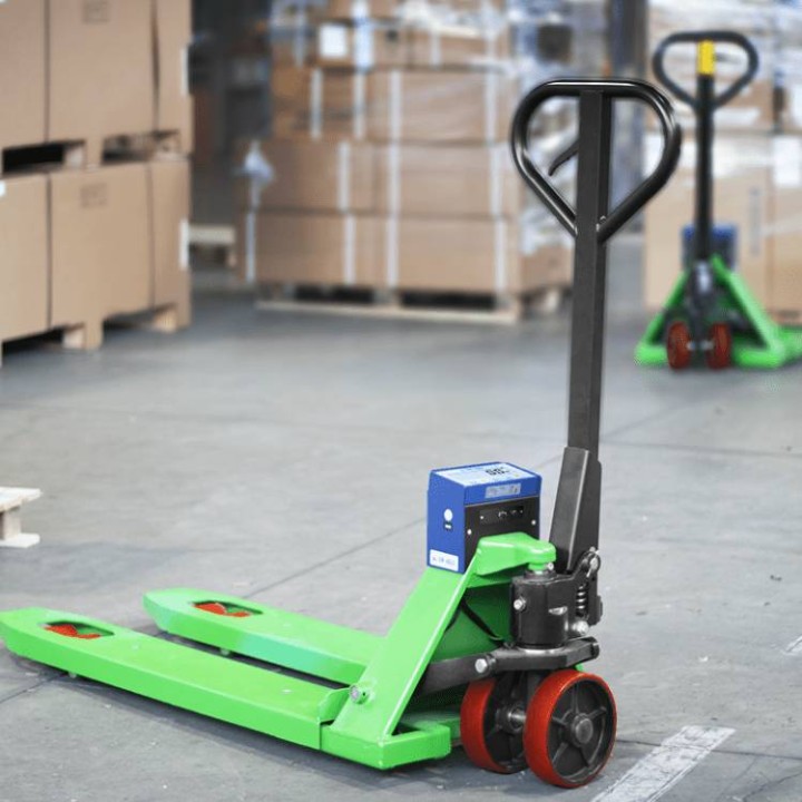 Transpallet Pesatore TPWN-BT vista magazzino