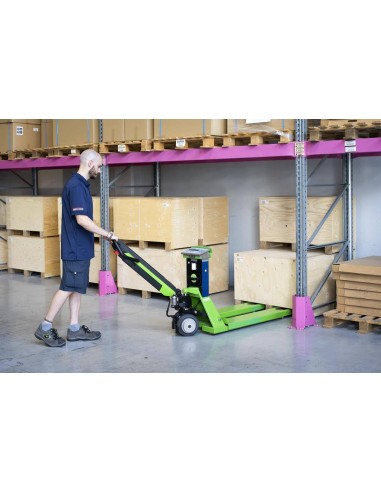 Transpallet pesatore elettrico in magazzino