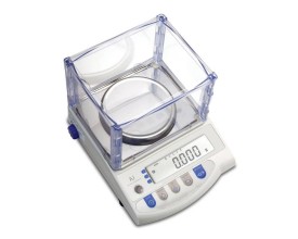 Bilancia in laboratorio galenico Farmacia AJH 2