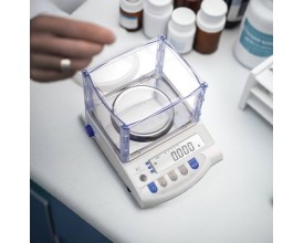 Bilancia in laboratorio galenico Farmacia AJH