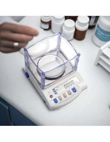 Bilancia in laboratorio galenico Farmacia AJH