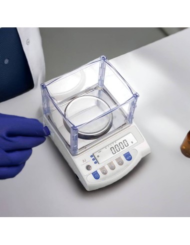 Bilancia farmacopea AJH in laboratorio galenico Farmacia